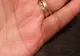 Femeia aceasta are două verighete întregi şi una ruptă! Explicaţia te va lăsa fără cuvinte