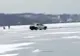 Un taximetrist traversează cu maşina un lac îngheţat. Imagini care te ţin cu sufletul la gură