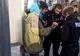 Cerșea de câteva ore, dar a primit o sigură monedă. Când a privit-o mai bine, a amuțit. Era bogat