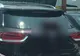 Ce au văzut şoferii agăţat de luneta unui SUV. N-au putut crede. Mergea aşa prin oraş