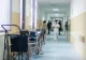 Imagine şoc: cum a fost "internat" un tânăr, pe holul spitalului. I-au improvizat un pat din scaune
