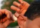 Un bărbat a încercat să îşi scoată un gândac din ureche în cel mai nefericit mod. Medicii, uimiţi