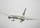 Video terifiant. Cum a încercat să aterizeze un avion pe vânt puternic, în această dimineață