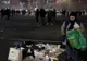O bătrânică strângea gunoaiele după protest. Mesajul ei a impresionat o ţară întreagă. VIDEO