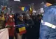 Imagini inedite de la proteste. Manifestanții i-au cântat "La mulți ani!" unui jandarm