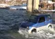 A vrut să-şi spele maşina într-un râu, dar a rămas blocat