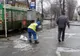 Soluţia autorităţilor pentru poleiul de pe trotuare: Câte un pumn de sare pentru fiecare trecător 
