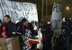 Proteste la Cotroceni, a treia zi la rând. Mai mulţi oameni, aduşi cu autocare cu numere de Dolj
