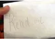 A găsit o scrisoare în aeroport cu mesajul: "Citeşte-mă!". Iată ce s-a întâmplat 