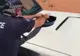 Gestul uimitor al unui poliţist: şi-a gătit prânzul pe capota maşinii de serviciu