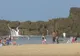 Arată ca o plajă normală, dar nu e. ŞOC! Ce se întâmplă dincolo de stânci.Turiştii îşi riscă viaţa
