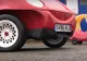Merge pe stradă cu o maşinuţă pentru copii. A construit JUCĂRIA perfectă. E legală, dar şi scumpă