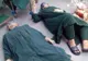 Doi chirurgi extenuați, întinși pe podea. Adevărul impresionant din spatele pozei care a uimit lumea
