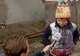 Părăsit la 7 ani! Trăieşte într-o cocioabă, după ce mama şi-a găsit alt bărbat pe internet