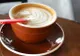 Tot mai multe persoane beau cafeaua cu paiul. Rezultatul? Uimitor