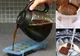 A umplut tăviţa de gheaţă de la congelator cu cafea. Uimitor. Trebuie să încerci şi tu! VIDEO