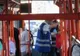 Scene revoltătoare în Bucureşti! Tatăl unei fete amendate în RATB i-a bătut pe controlori - VIDEO
