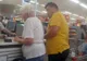 Emoţionant! Gestul incredibil făcut într-un magazin de tatăl a doi copii  pentru o bătrânică