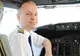 Pilotul s-a îmbătat și a leșinat în cabina avionului. Ce a urmat după ce l-au găsit stewardesele
