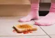 Ce se întâmplă dacă mănânci alimente care au căzut pe jos