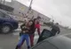 Fiul unui afacerist şi-a bătut iubita în plină stradă, în timp ce împărţea invitaţii de botez 