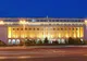 O maşină a intrat în poarta Guvernului, după ce a trecut printre protestatari. UPDATE