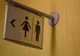 Noua toaletă a unei școli a stârnit controversă printre părinți. Ce elevi o pot folosi
