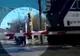 Imagini care-ți taie răsuflarea! Gata să fie spulberată de tren, dar îngerul ei păzitor a salvat-o