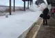 Ce se întâmplă când un tren de mare viteză întră într-o gară cu liniile acoperite de multă zăpadă