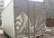 Ruşii din Moscova sunt DISPERAŢI. Un bărbat merge pe străzi şi desenează pe maşinile lor.Sau e artă?