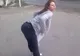 A văzut o femeie pe marginea drumului în timp ce conducea. Ea a fost cauza accidentului. Ce făcea