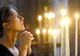 Femeile la menstruaţie, un tabu pentru toate religiile lumii. De ce sunt considerate "necurate"