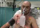 Şocant! Ce a descoperit un tată lângă căruciorul copiilor. Acum se zbate între viaţă şi moarte