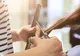 A trecut pragul unui salon cu renume, dar rezultatul a ŞOCAT-O! Ce i-a făcut hairstylist-ul