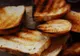 Obişnuieşti să mănânci pâine prăjită? Iată ce se întâmplă în corpul tău când o consumi