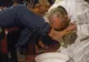Papa Francisc a spălat picioarele unor deținuți! Cum a fost posibil așa ceva