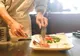 O chelneriţă dezvăluie secretul şocant din bucătăria restaurantelor. Ce pun în mâncare