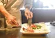 O chelneriţă dezvăluie secretul şocant din bucătăria restaurantelor. Ce pun în mâncare