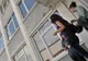 ALERTĂ într-un liceu din Reșița! Proiectil exploziv, descoperit în curtea unității de învățământ
