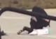 Un cuplu s-a luat la bătaie lângă scara de urcare în avion. Imaginile sunt scandaloase