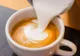 Iată de ce nu este bine să bei cafea şi lapte la micul dejun