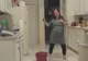 Şi-a filmat soţia însărcinată în timp ce dansa lasciv în bucătărie! Totul s-a schimbat într-o clipă