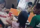 Un tată flămând privește fiicele cum mănâncă puțina mâncare cumpărată. Ce urmează e emoționant 
