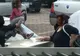 Imagini scandaloase. Un copil este învăţat de adulţi cum să fumeze 