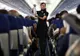 Nicio stewardesă NU îţi spune asta! Misterul ultimelor 8 MINUTE înainte de aterizarea avionului