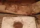 Bunicii lui au murit. A mers să facă curat în casa lor. A dat covorul la o parte şi a avut un şoc!