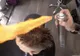 IREAL! Acest frizer are o metodă INCENDIARĂ de a tunde părul. Ai încerca așa ceva?