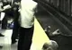 Scenă șocantă. O femeie a fost salvată de pe linia de metrou în ultima clipă.