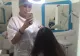 O fetiţă de 8 ani a venit la salon să-şi tundă părul. Când i-a dat părul la o parte, ŞOC! A înlemnit