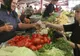 Metoda prin care românii pot fi păcăliţi în piaţă când cumpără legume şi fructe. Mare atenţie!